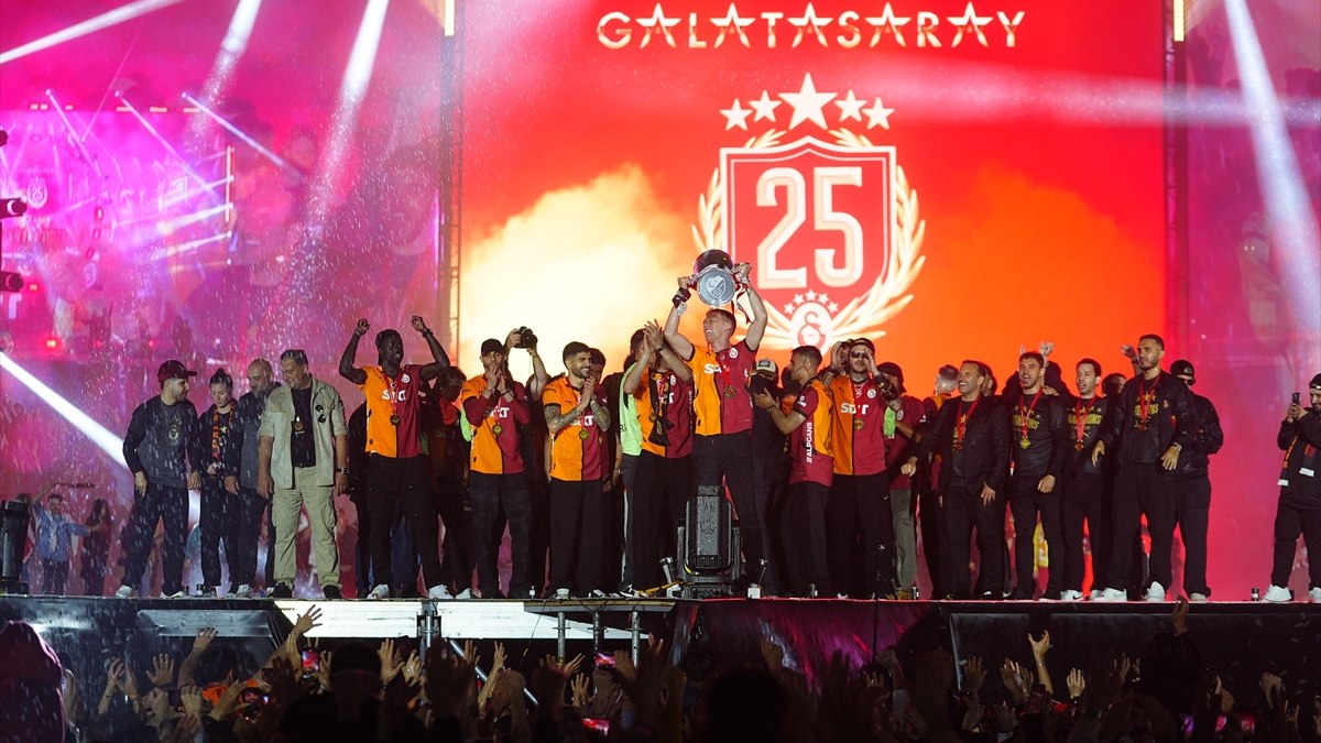 Galatasaray şampiyonluk kupasını kaldırdı